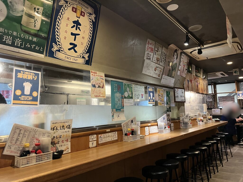 もつ焼きばんカウンター席