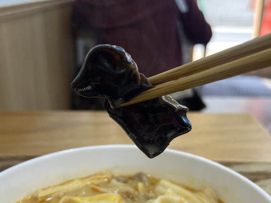 親愛的麻辣湯キクラゲリフトアップ