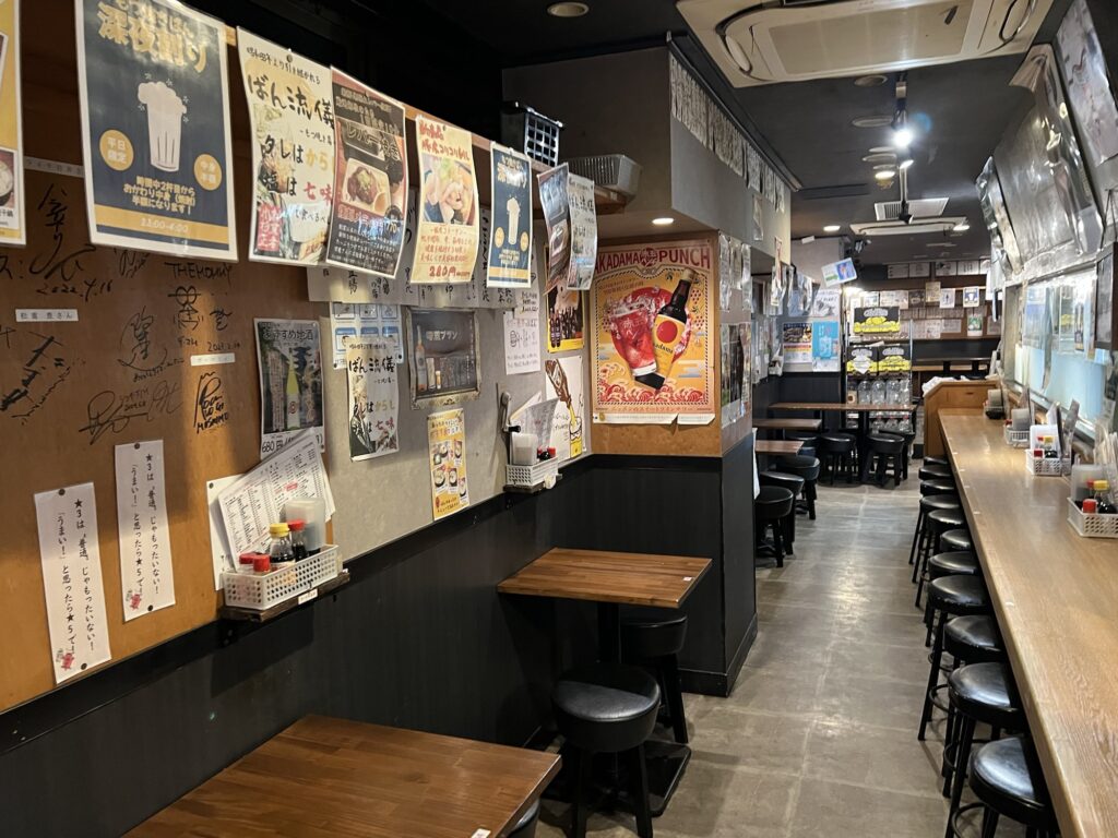 もつ焼きばん小さなテーブル席