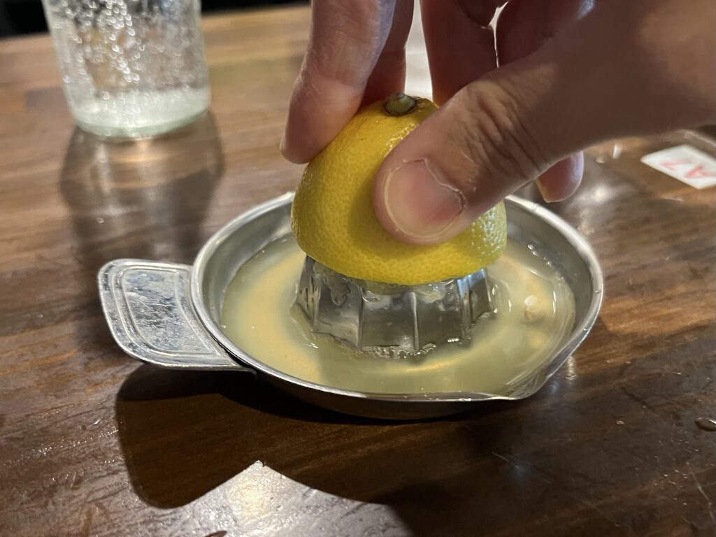 もつ焼きばんレモン搾ってるところ