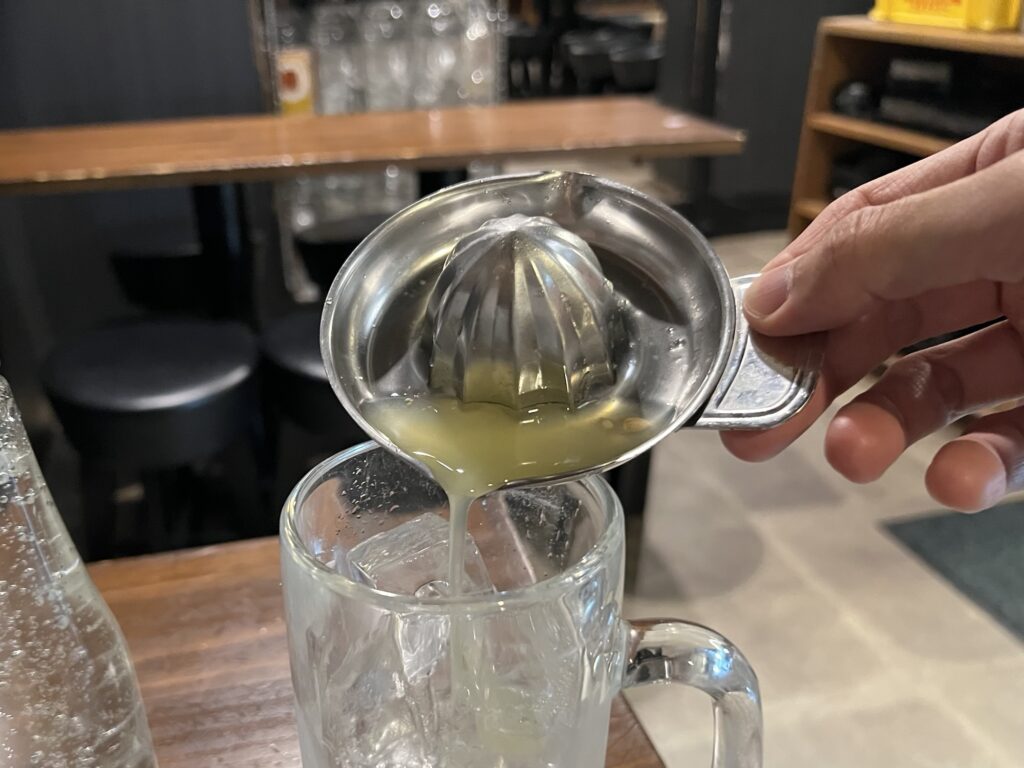 もつ焼きばんレモン汁投入しているところ