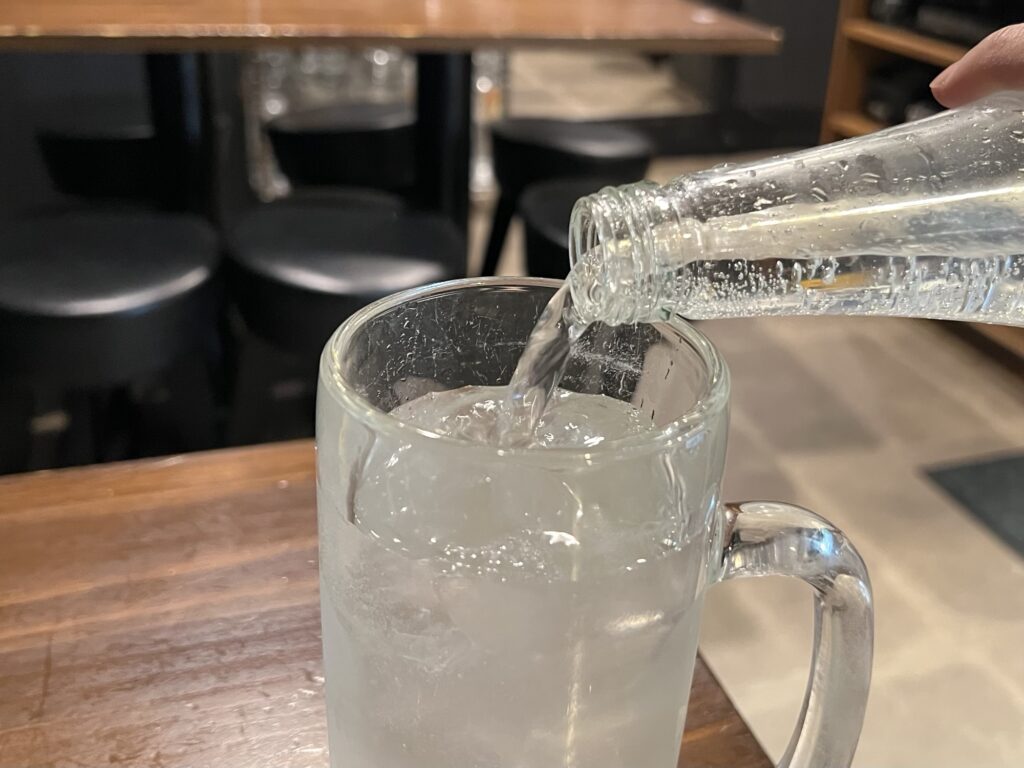 もつ焼きばん炭酸注いでるところ