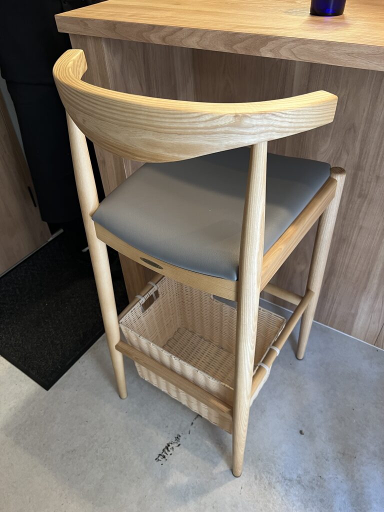 紫苑椅子と荷物入れのカゴ