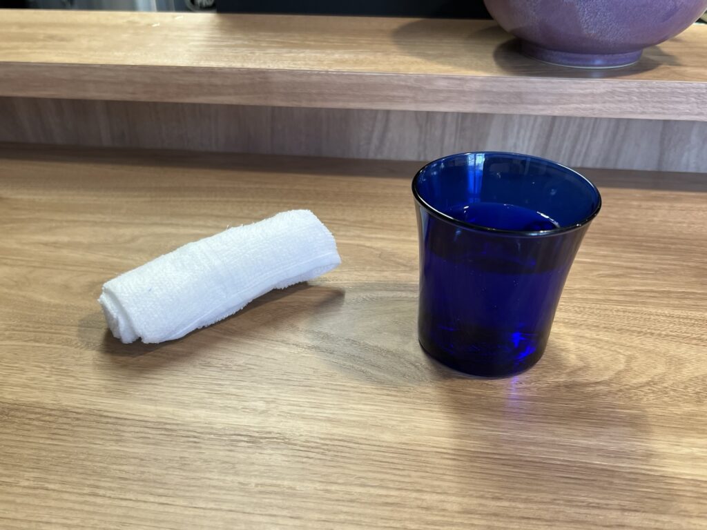 紫苑布おしぼりとお冷のグラス