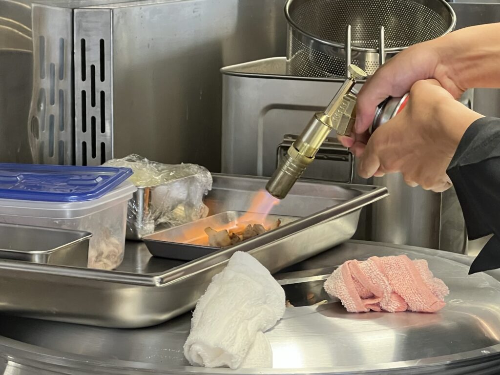 紫苑チャーシューを炙っているところ