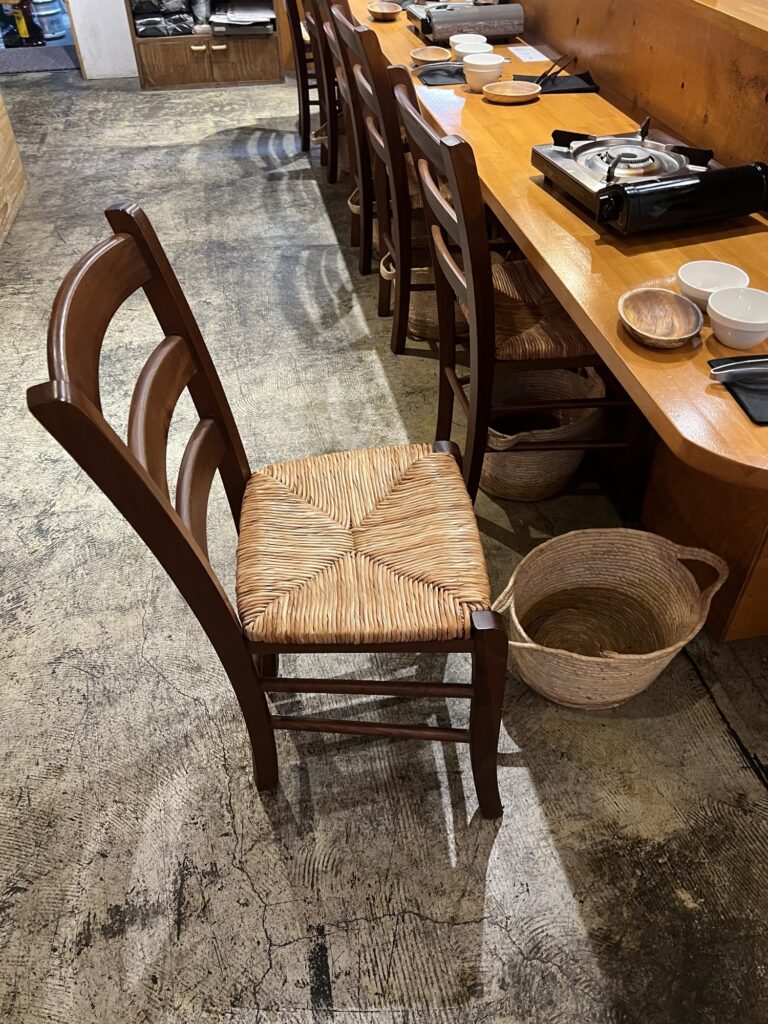 隣のロッヂ椅子と荷物置きのカゴ