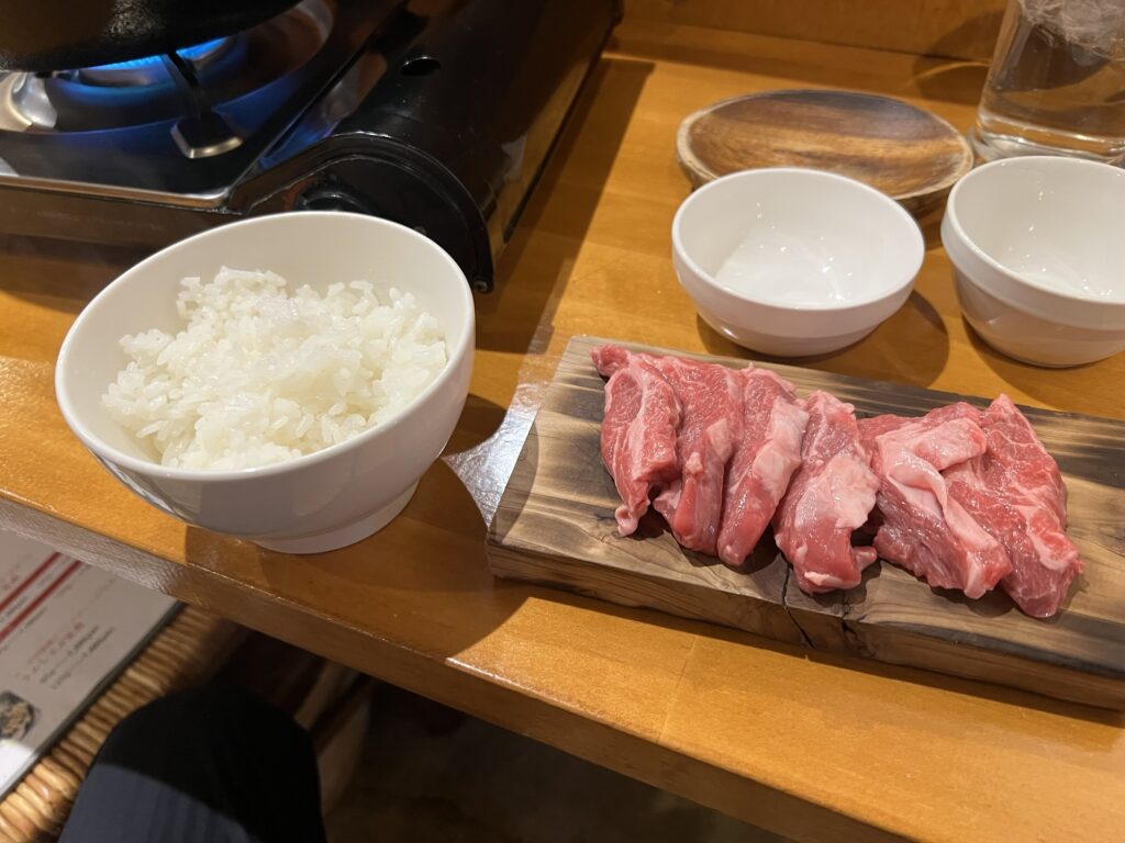 隣のロッヂご飯と生肉