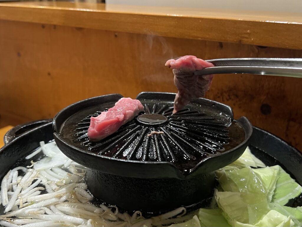 隣のロッヂ肉ひっくり返すところ