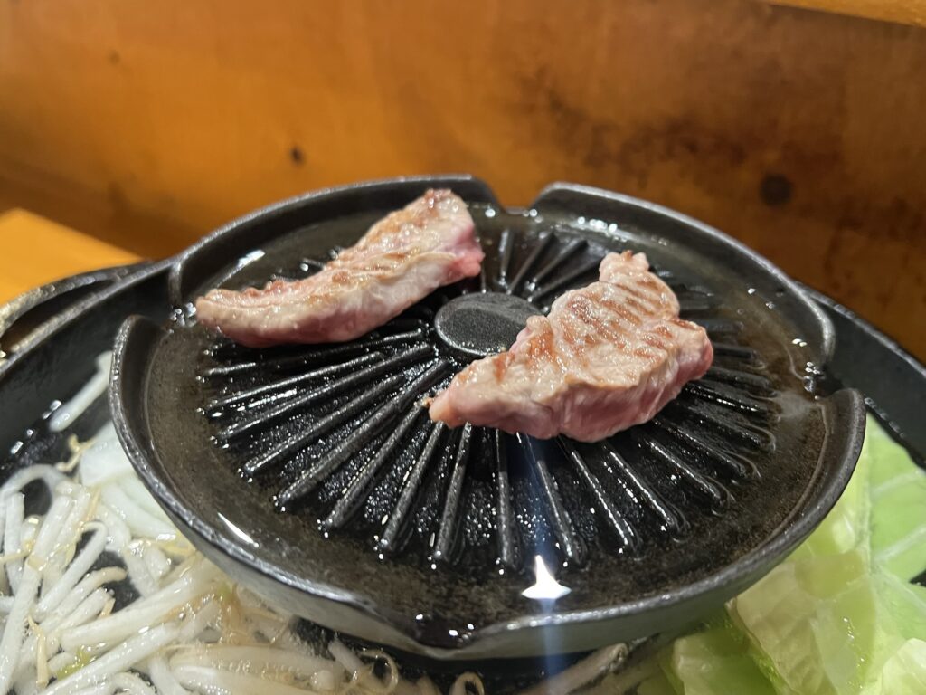 隣のロッヂ上から下へ滴り落ちる肉汁