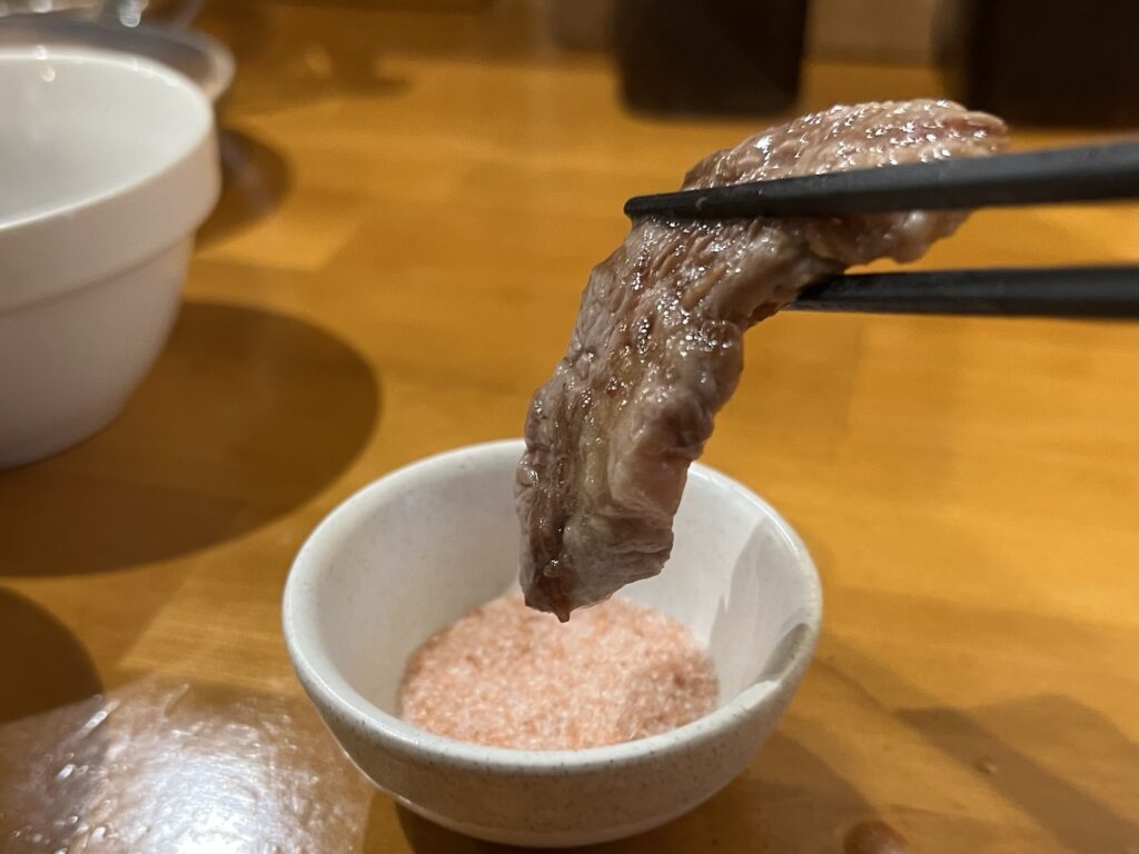隣のロッヂ肉をしおにつけるところ