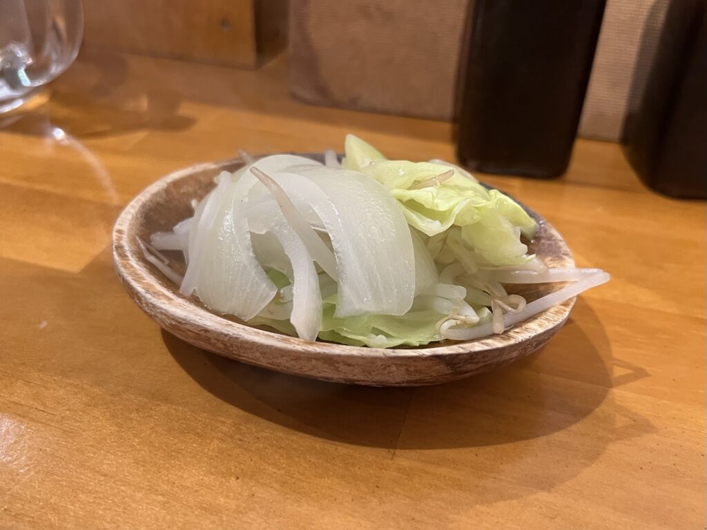 隣のロッヂ皿に盛った野菜アップ