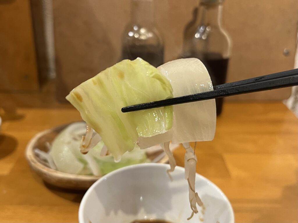 隣のロッヂポン酢につけた野菜リフトアップ