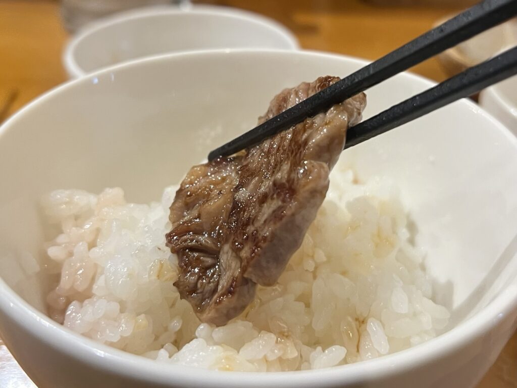 隣のロッヂ肉をご飯にバウンド