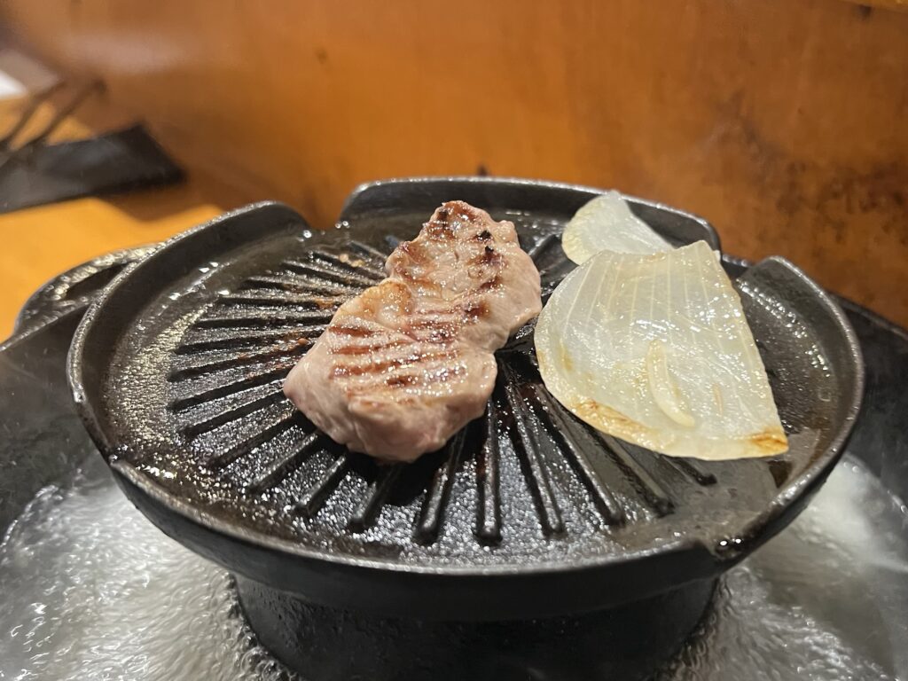 隣のロッヂ野菜も焼いてみるところ