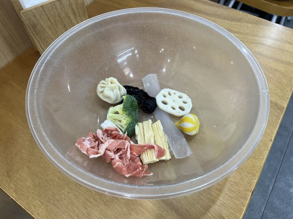 親愛的麻辣湯具材を入れたボウルアップ