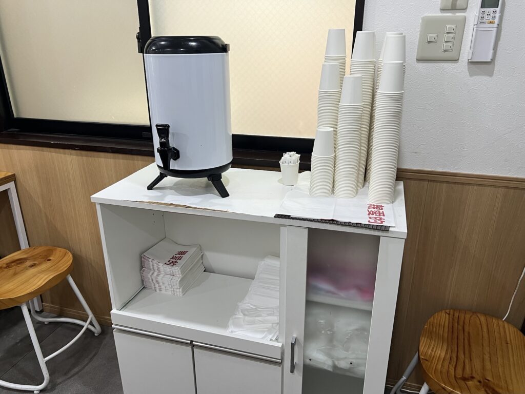 親愛的麻辣湯2階お冷などのコーナー
