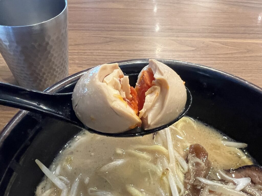 ちょりん味玉割ったところ