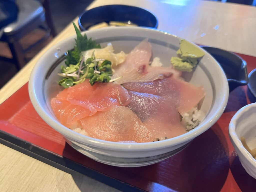 まるがまる鮮魚丼アップ