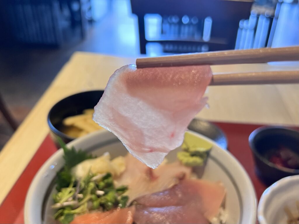 まるがまる鮮魚丼のカジキリフトアップ