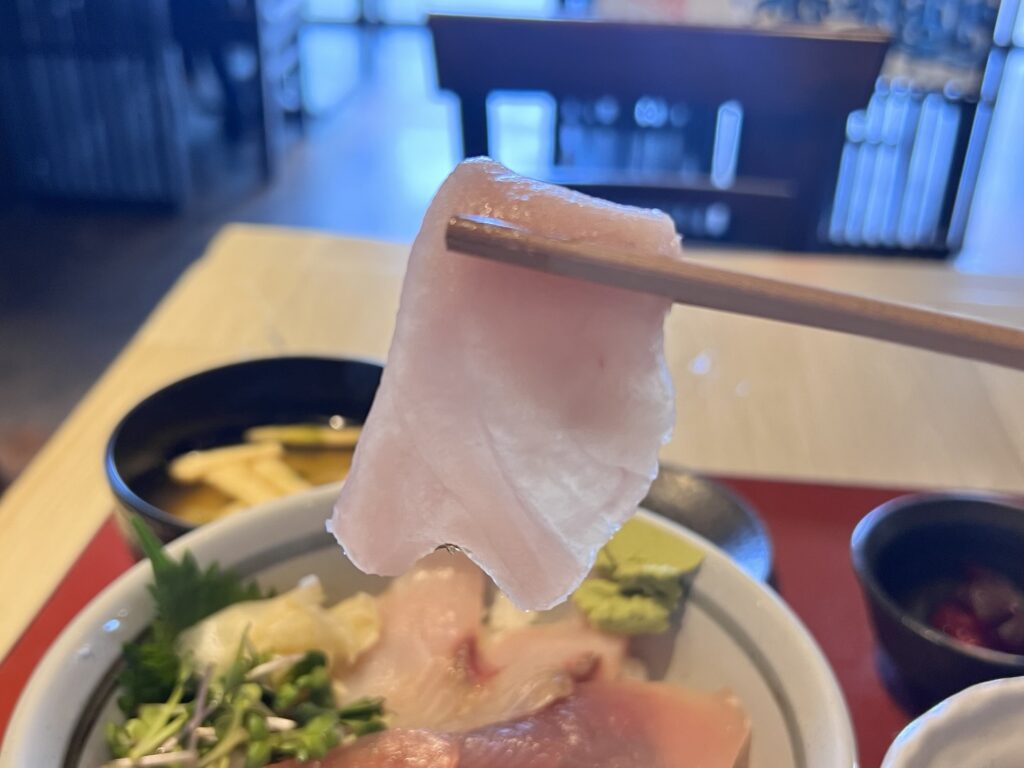 まるがまる鮮魚丼のびんちょうリフトアップ