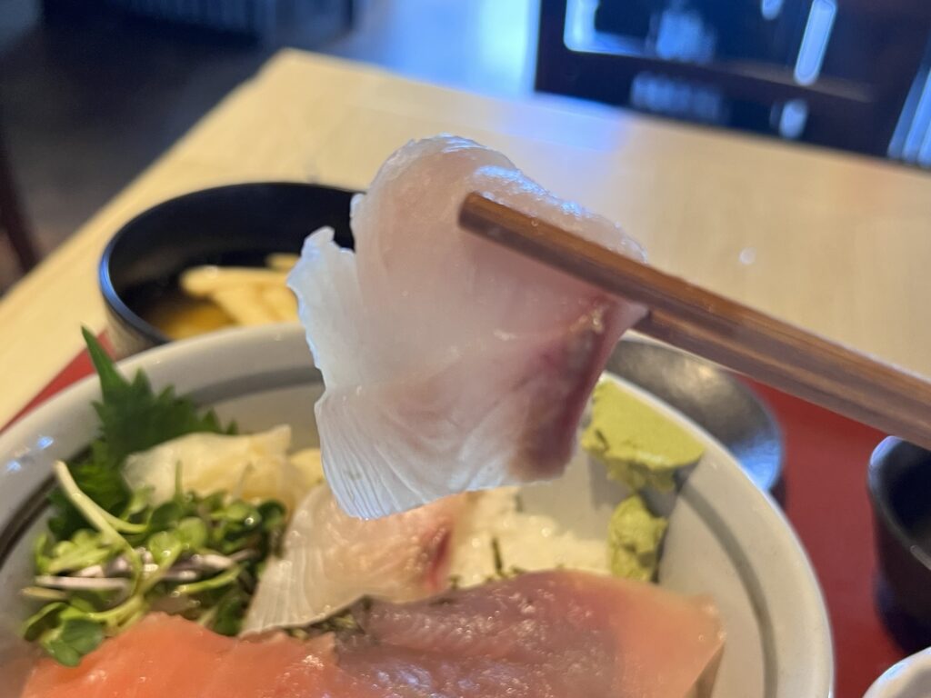 まるがまる鮮魚丼のひらまさリフトアップ