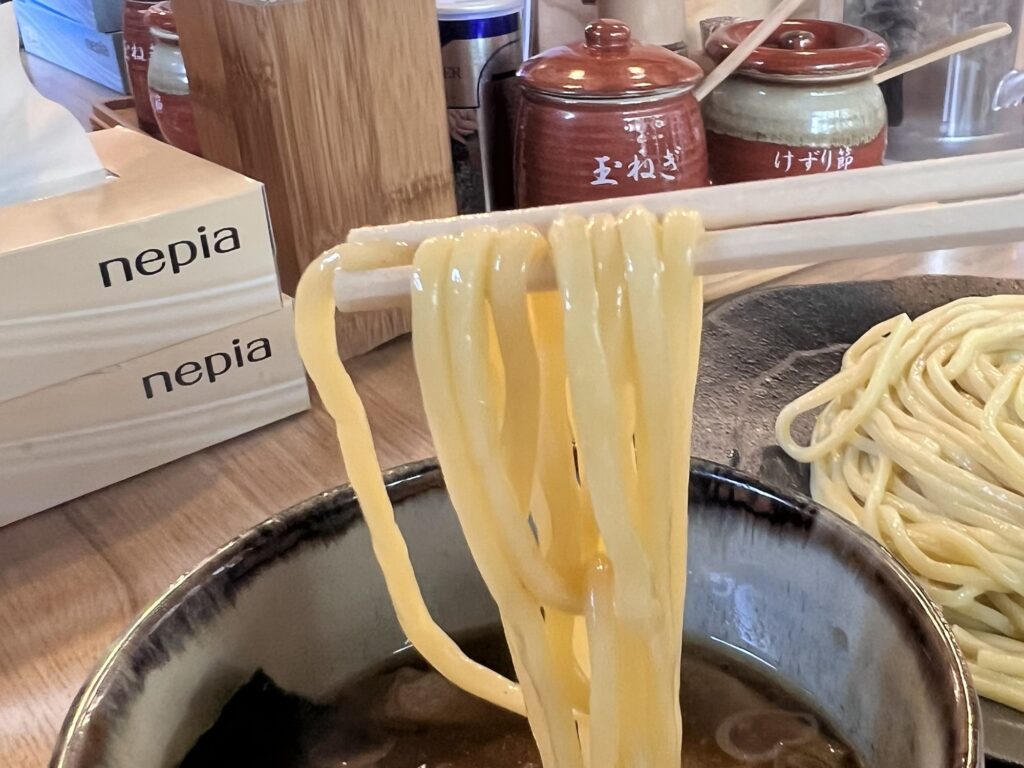 やすべえ麺つけ汁くぐらせてリフトアップ